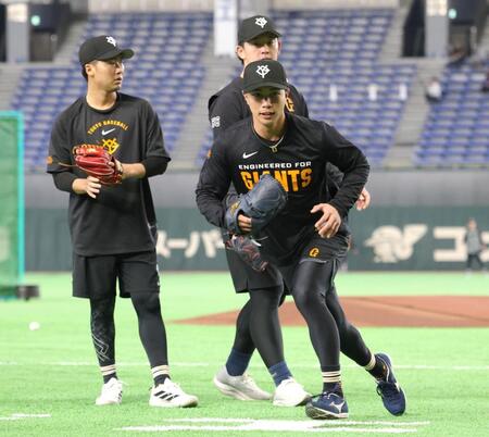 ノックを受ける山城（撮影・西岡正）