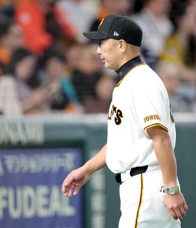 ６回、選手交代を告げベンチへ戻る阿部監督（撮影・西岡正）