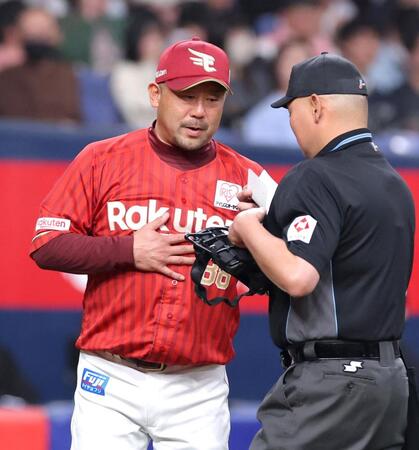 ７回裏、投手交代を告げる楽天・三木肇監督＝京セラドーム大阪（撮影・立川洋一郎）