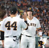 ４回、中越えソロを放ち、ナインとタッチを交わすダルベック（撮影・西岡正）