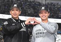 　サブロー監督（左）とウイニングボールを手にする毛利（撮影・佐藤厚）