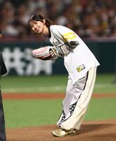 始球式を務め、笑顔を見せる齋藤飛鳥（撮影・中島達哉）