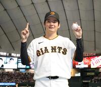 ウイニングポーズを手にポーズを決める竹丸＝２７日