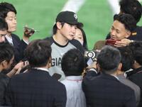 プロ初勝利から一夜明け、報道陣に話す竹丸（撮影・西岡正）