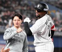 ８回、右越えに本塁打を放ったポランコ（右）を笑顔で迎える毛利（撮影・佐藤厚）