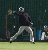 調整する有原（撮影・中島達哉）