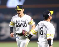 ３回、郡司の打球を好捕し、牧原大（右）とタッチを交わす周東（撮影・中島達哉）