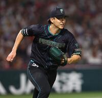 １回、一塁のベースカバーに走る達（撮影・中島達哉）