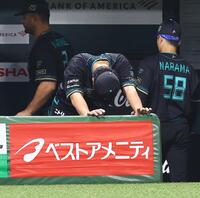 ５回途中５失点で降板し、ベンチでうつむく達（撮影・中島達哉）