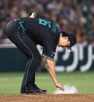 ５回途中５失点で降板する達（撮影・中島達哉）