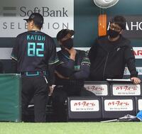 ５回、達がＫＯされ、考え込む新庄監督（中央）＝撮影・中島達哉