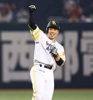 ５回、走者一掃の逆転３点適時二塁打を放ち、ガッツポーズをする近藤（撮影・中島達哉）