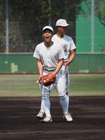 ノックで声を張り上げる黒川（手前）