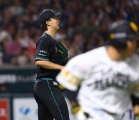 ５回、近藤（右）に逆転打を許す達（撮影・中島達哉）