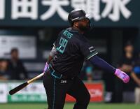 ９回、適時二塁打を放つレイエス（撮影・中島達哉）