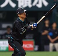 ９回１死二、三塁、適時打を放つ日本ハム・郡司裕也＝みずほＰａｙＰａｙドーム福岡（撮影・中島達哉）