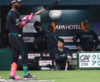 ９回、追い上げを見せるも敗戦し、引き揚げる新庄監督（中央）＝撮影・中島達哉