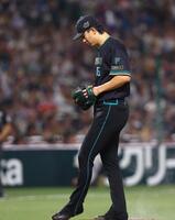 ５回、逆転を許し、肩を落とす達（撮影・中島達哉）