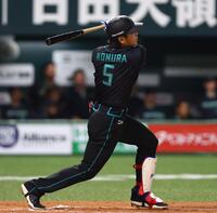 ２回、先制ソロを放つ野村（撮影・中島達哉）