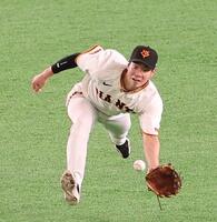 ３回、近本の打球に飛びつく松本（撮影・佐々木彰尚）