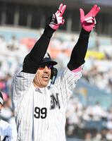 ６回、ソトは左越えに１号２ランを放ち、ガッツポーズを見せる（撮影・佐藤厚）