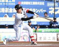 ５回、西川は左前適時打を放つ（撮影・佐藤厚）