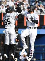 ６回、ソト（右）は左越えに１号２ランを放ち、寺地（左）とハイタッチ（撮影・佐藤厚）