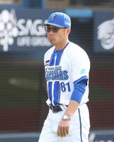 選手の交代を告げる相川監督（撮影・石井剣太郎）