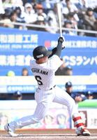 １回、西川は左線に先制適時二塁打を放つ（撮影・佐藤厚）