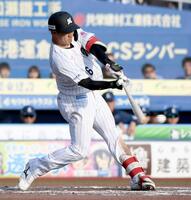 ６回、西川は左前適時打を放つ（撮影・佐藤厚）