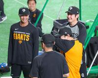 笑顔の山城（左）と竹丸（撮影・金田祐二）