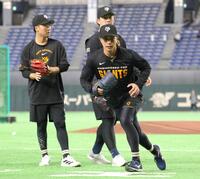 ノックを受ける山城（撮影・西岡正）