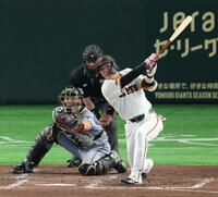 ５回、中前打を放つ坂本（撮影・金田祐二）