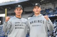 笑顔を見せる西川（左）と田中（撮影・佐藤厚）