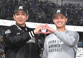 　サブロー監督（左）とウイニングボールを手にする毛利（撮影・佐藤厚）