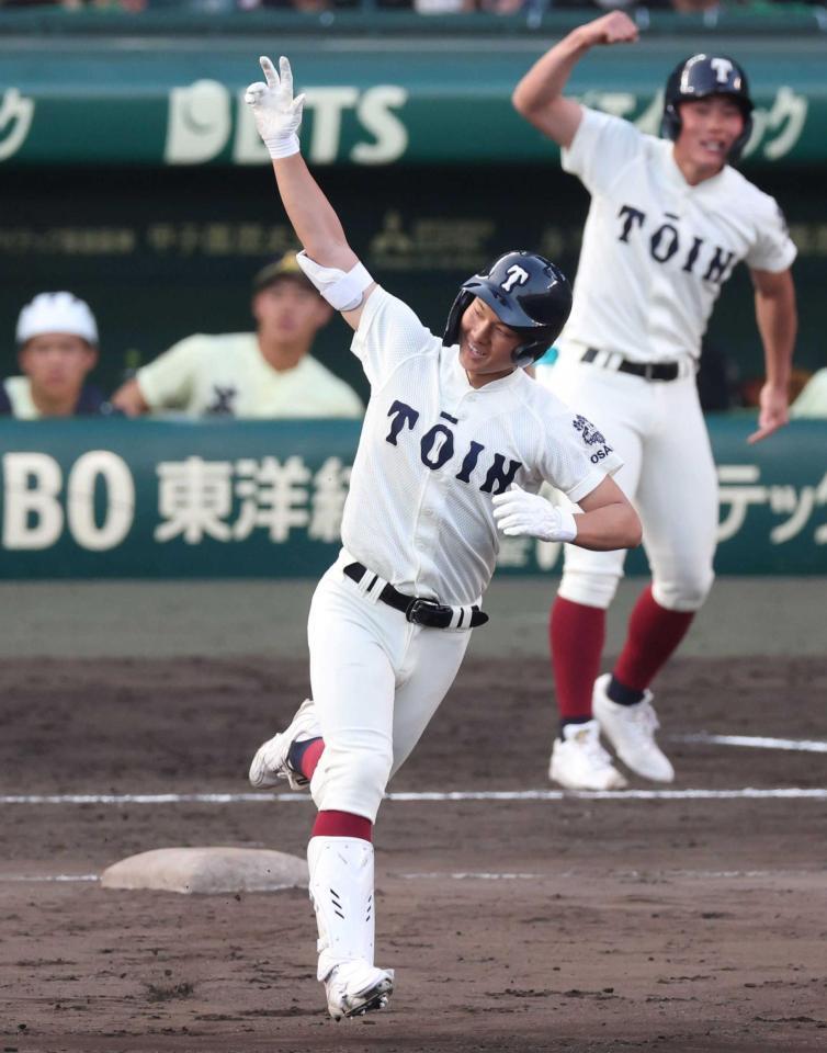 　６回、ライトへ勝ち越しソロを放った大阪桐蔭・谷渕（撮影・中田匡峻）
