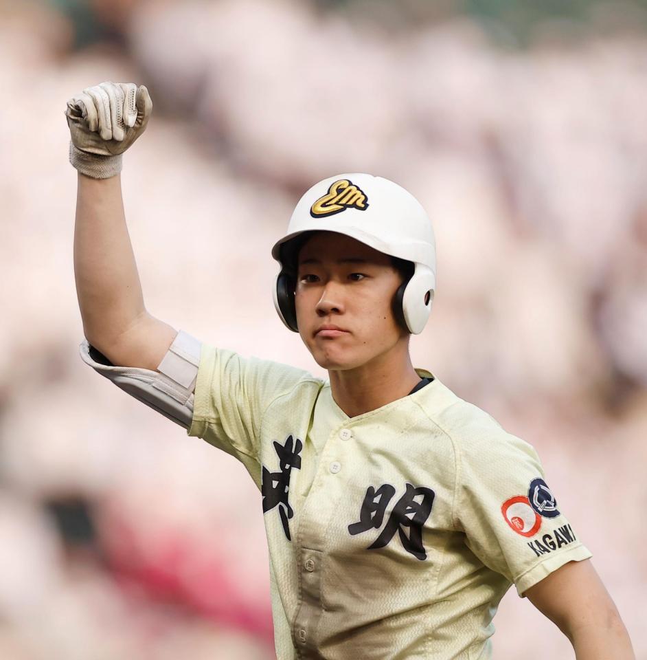 ７回、同点打を放ちガッツポーズする英明・松原蒼真（撮影・西田忠信）