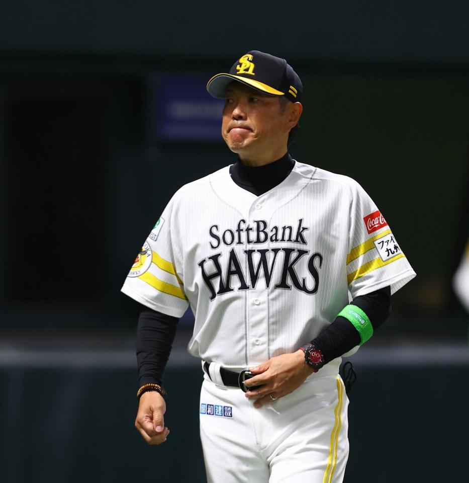 ７回、選手交代を告げる小久保監督（撮影・中島達哉）