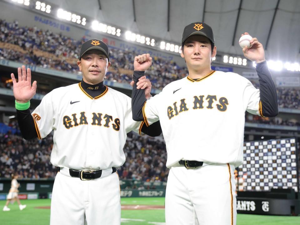 　阿部監督（左）にプロ初勝利を祝福される竹丸（撮影・西岡正）