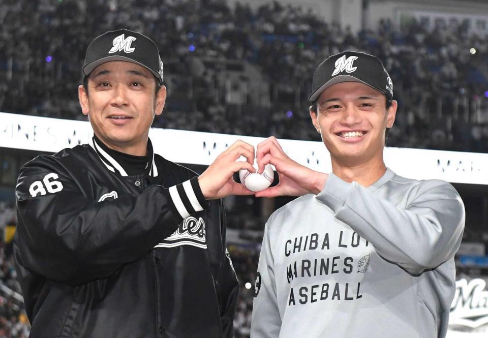 　サブロー監督（左）とウイニングボールを手にする毛利（撮影・佐藤厚）