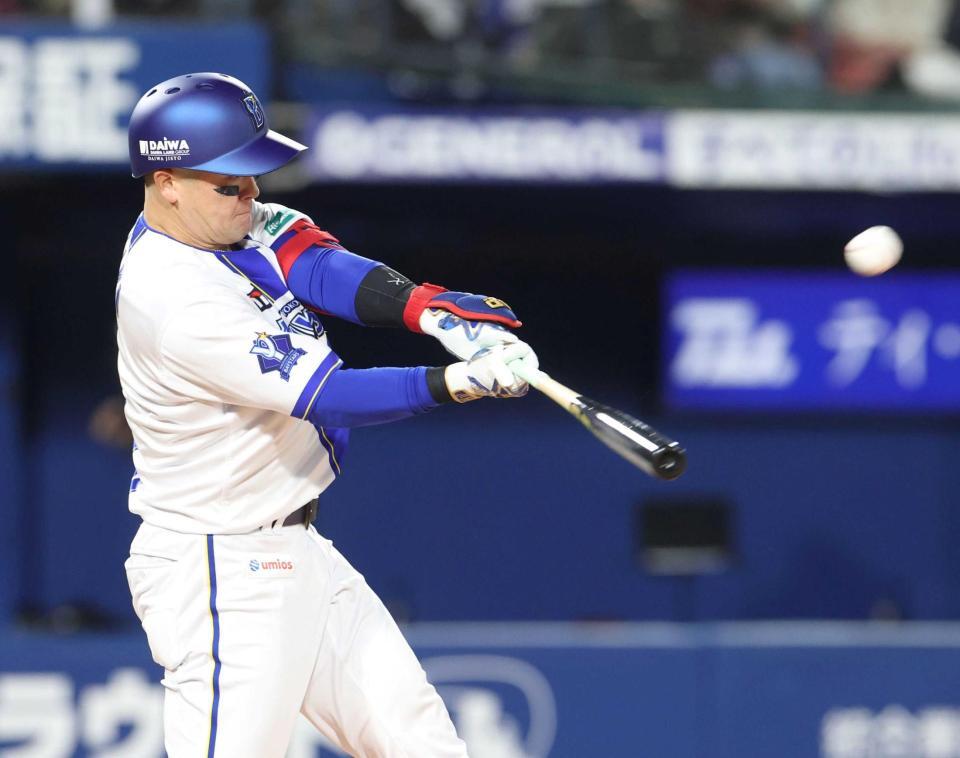 　１回、先制本塁打を放つ牧