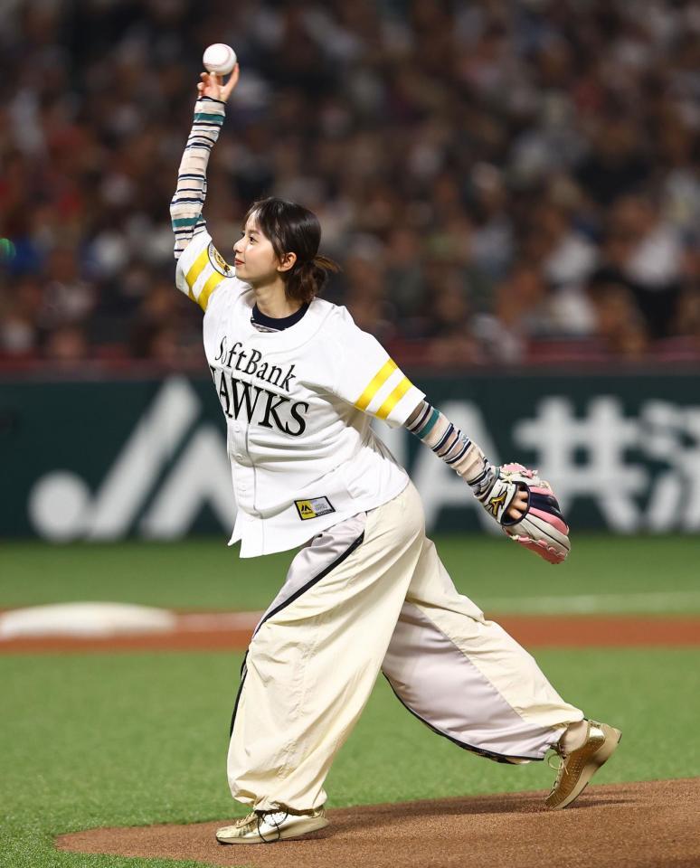 始球式を務める齋藤飛鳥（撮影・中島達哉）