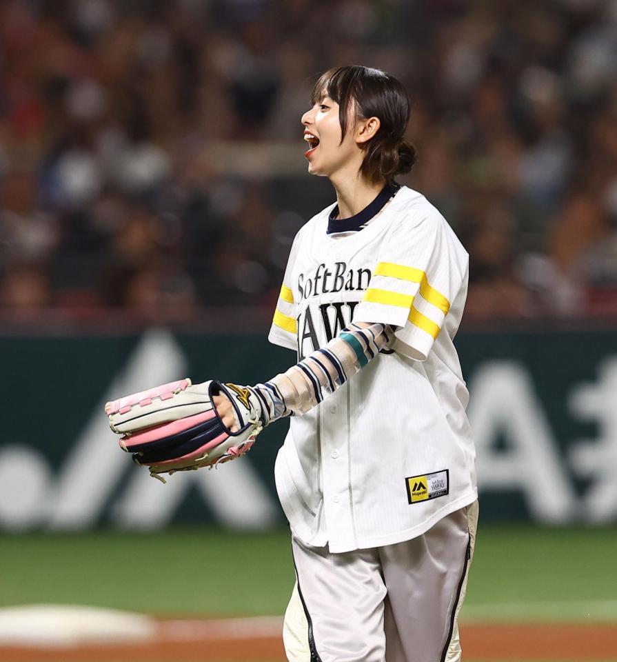 始球式を務める齋藤飛鳥（撮影・中島達哉）