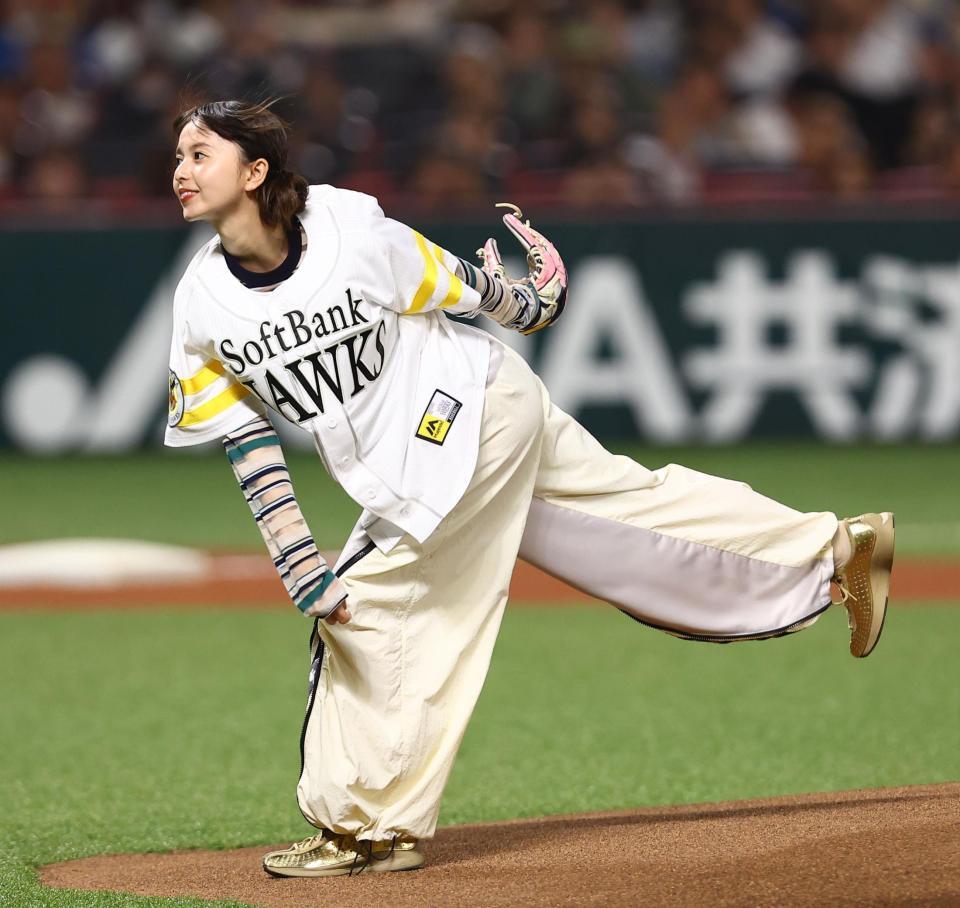 始球式を務める齋藤飛鳥（撮影・中島達哉）