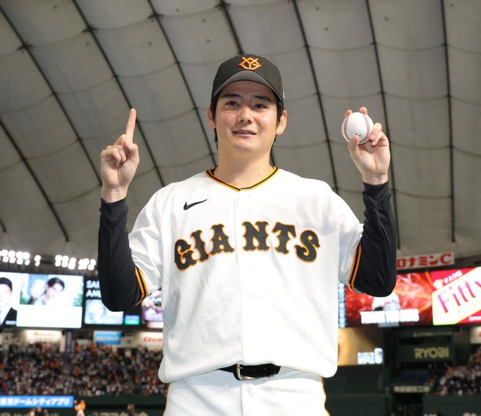 ウイニングポーズを手にポーズを決める竹丸＝２７日