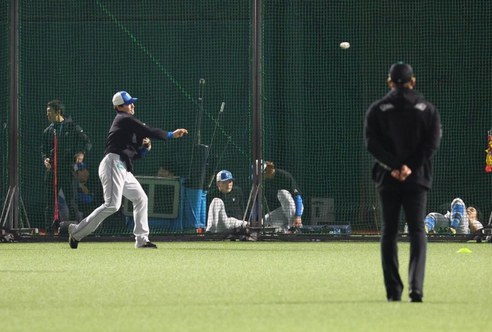 新庄監督（右）が見つめる中、調整する有原（撮影・中島達哉）