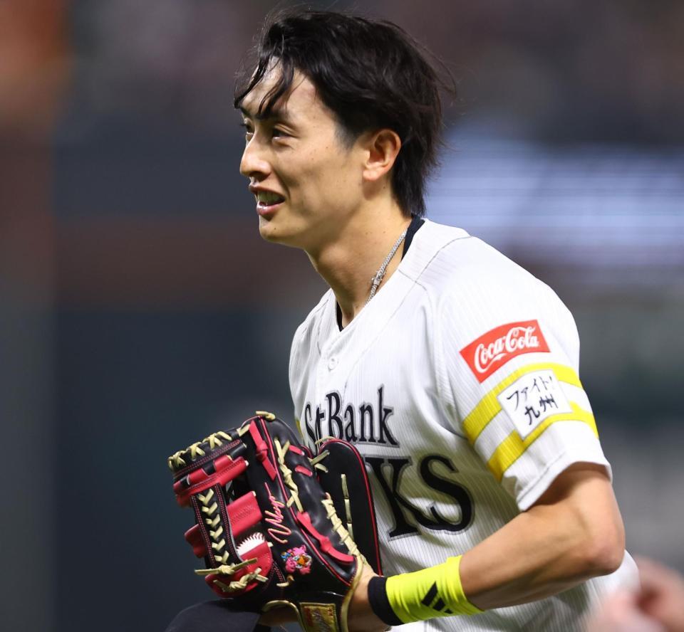 ３回、郡司の打球を好捕し、帽子をとって歓声に応える周東（撮影・中島達哉）