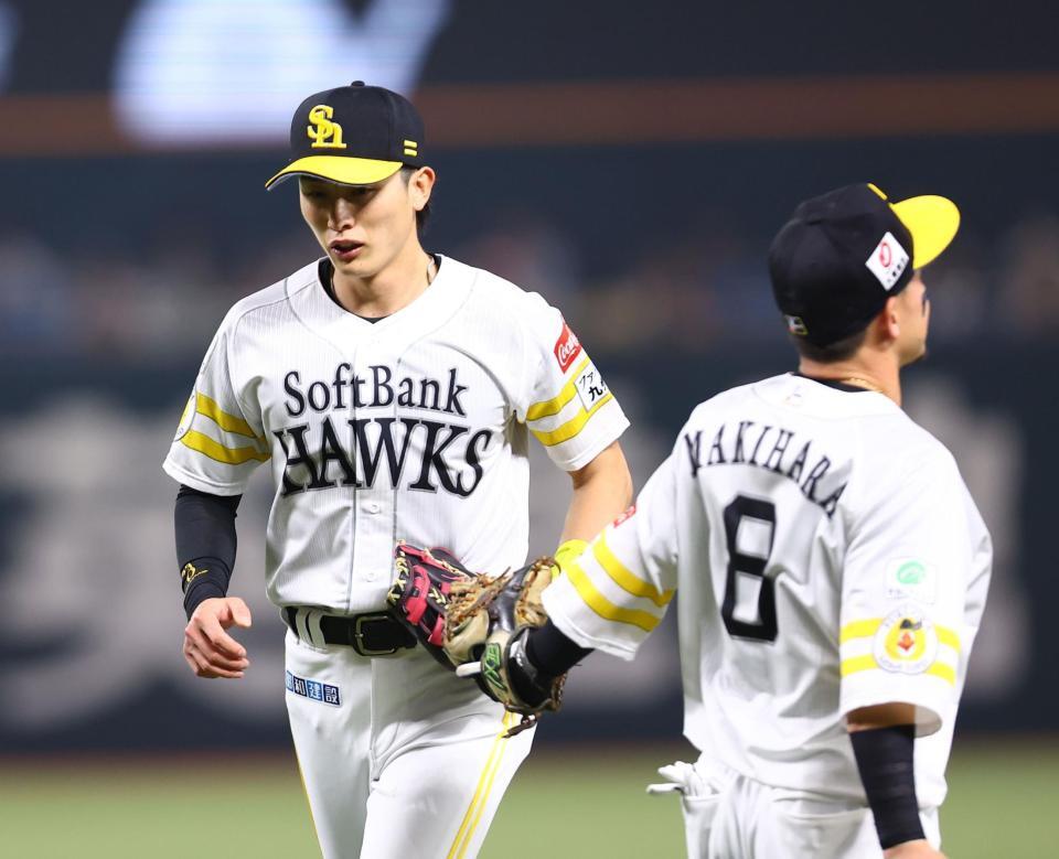 ３回、郡司の打球を好捕し、牧原大（右）とタッチを交わす周東（撮影・中島達哉）