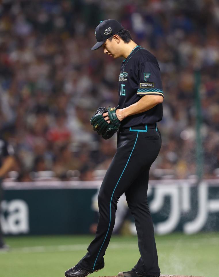 ５回、逆転を許し、肩を落とす達（撮影・中島達哉）