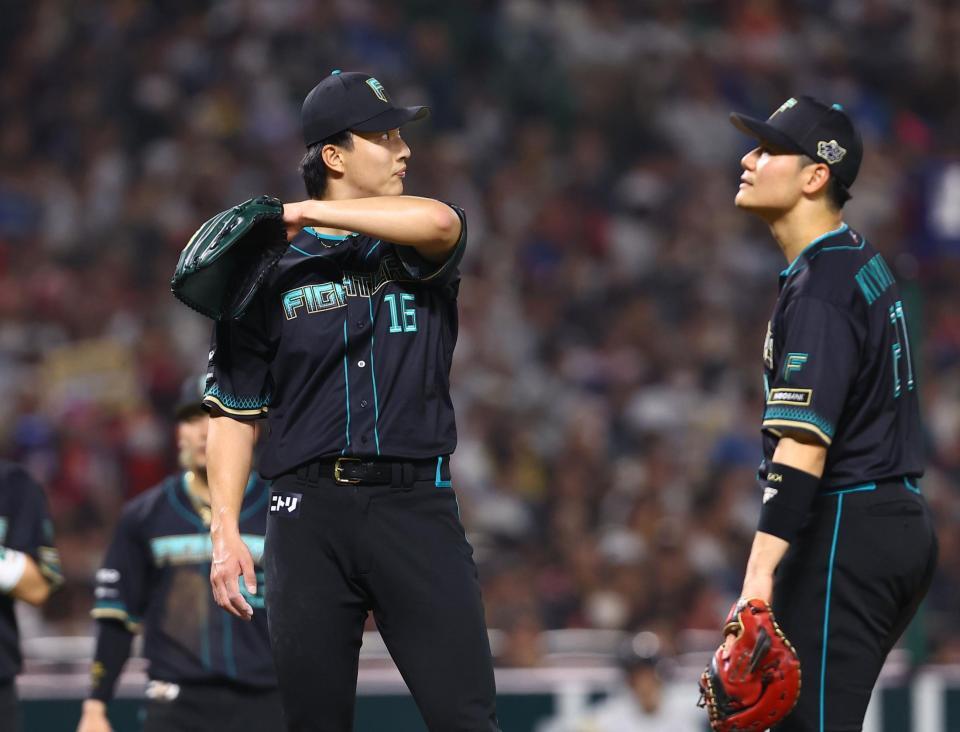 ５回途中５失点で降板する達（左）＝撮影・中島達哉